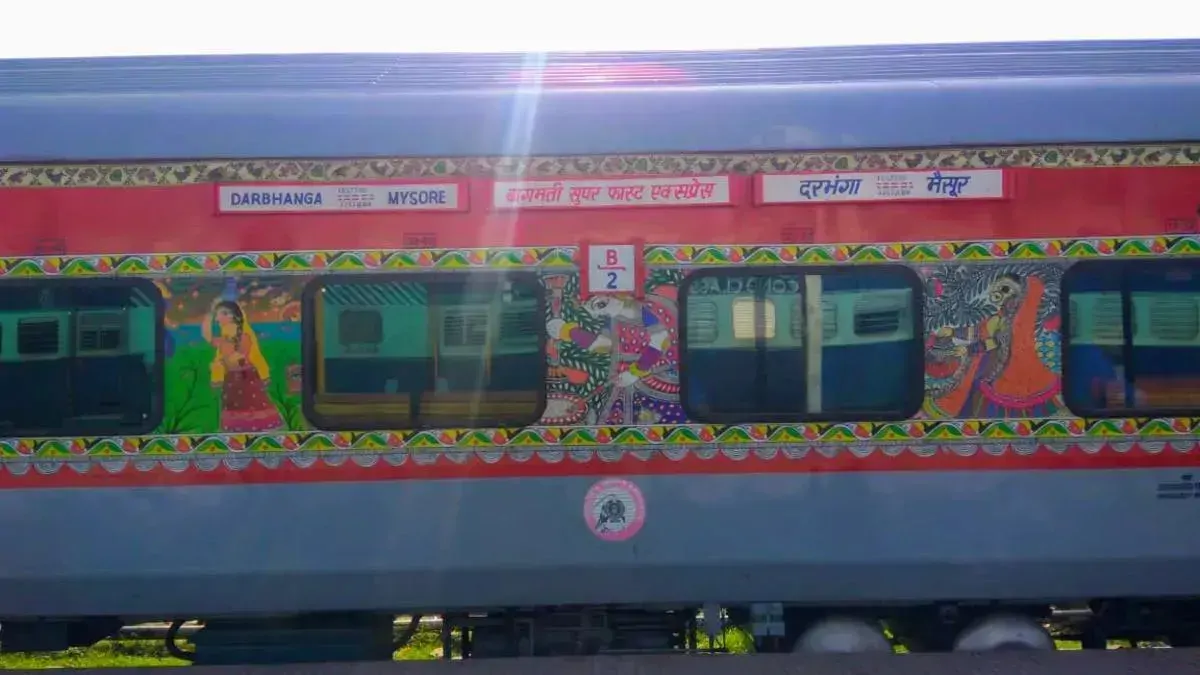 बागमती सुपरफास्ट एक्सप्रेस में भोजन के साथ शराब बेच रहा था वेंडर, विरोध करने पर यात्रियों को दी धमकी