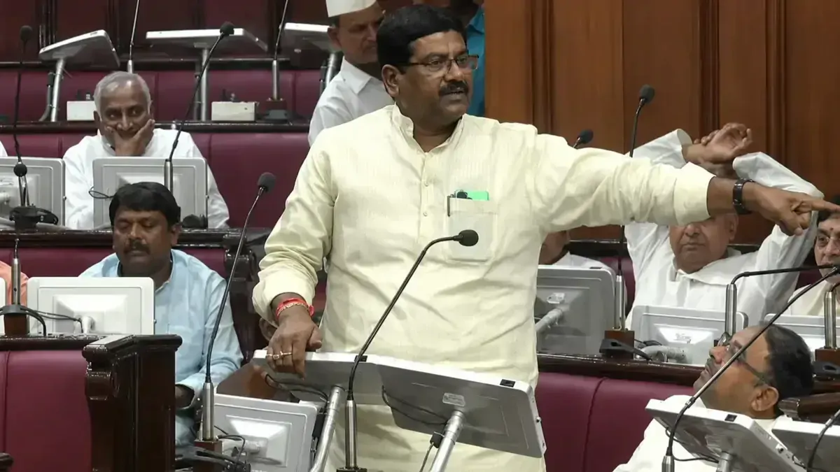 वाह रे बिहार का शिक्षा विभाग! बैगलेस को शिक्षा विभाग ने लिखा 'बैकलेस', विधान परिषद में MLC ने उठाया सवाल