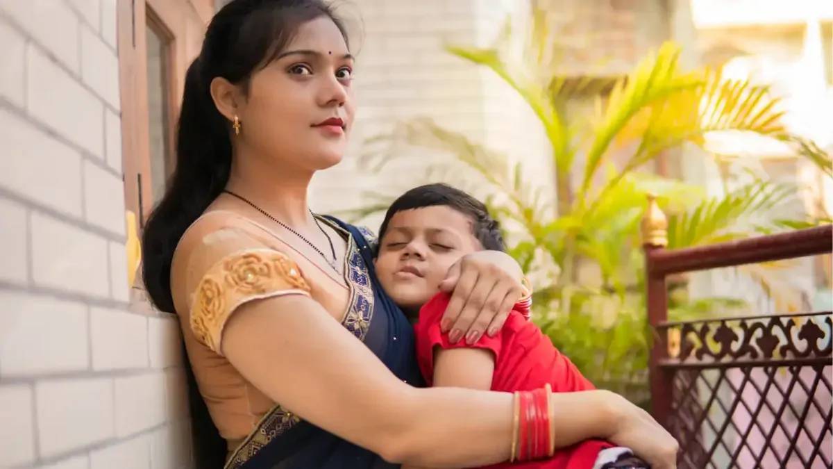 'बच्चों को फोन देना गलत है, मैं भी ये जानती हूं...फिर भी अपने डेढ़ साल के बेटे को मोबाइल देती हूं, क्योंकि...'