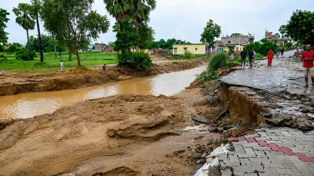 नेपाल की मूसलाधार बारिश ने मिथिलांचल में मचाई तबाही! उफान पर कोसी-कमला बलान, स्कूलों में घुसा बाढ़ का पानी