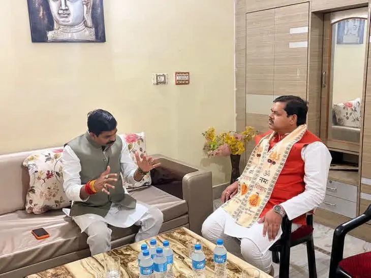 शिक्षा मंत्री मिथिलेश तिवारी बिहटा पहुंचे:  एमएलसी जीवन कुमार के परेव गांव स्थित आवास पर की मुलाकात
