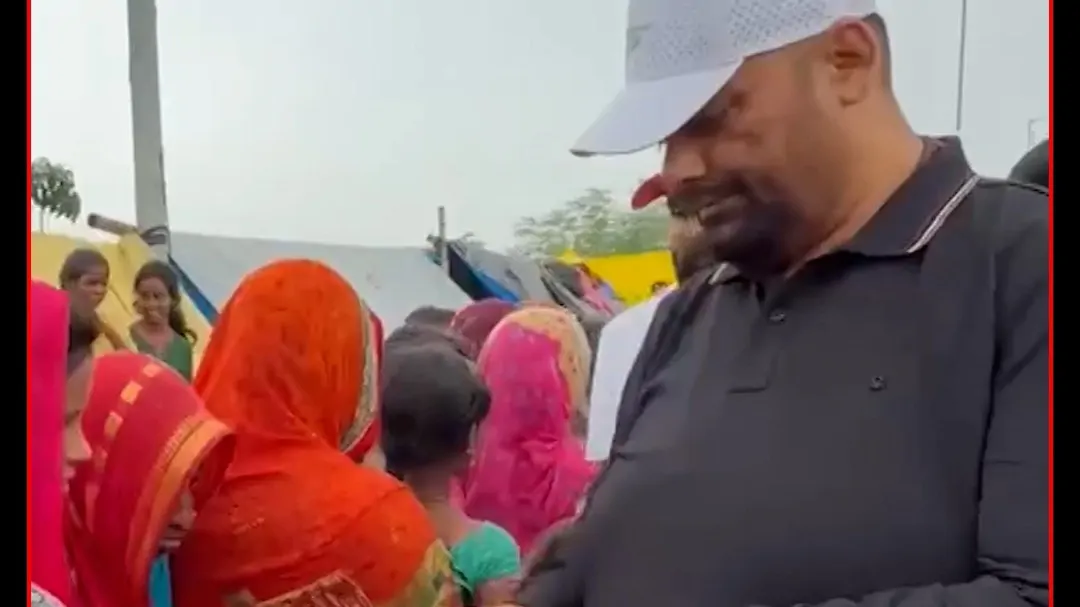 पटना दियारा में बाढ़ पीड़ितों के बीच पहुंचे पप्पू यादव, पीड़ितों को बांटे 500-500 रुपये