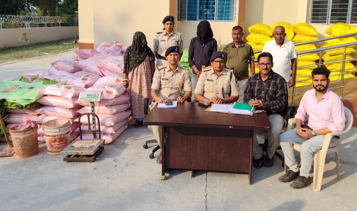 बिहार: मुजफ्फरपुर में अवैध खाद फैक्टरी का भंडाफोड़, 208 बोरियां और दो पिकअप जब्त; महिला समेत दो गिरफ्तार