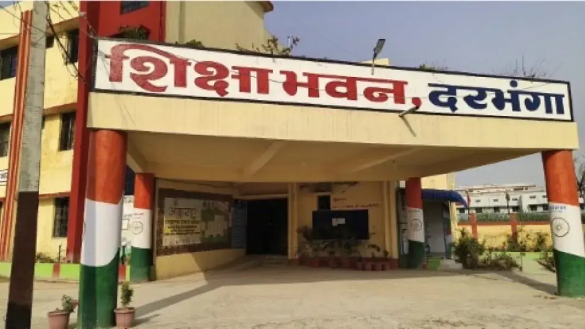 दरभंगा में दो बीडीओ पर शिकंजे के बाद शिक्षा भवन में कानाफूसी, रंग-रोगन और भुगतान पर उठे सवाल