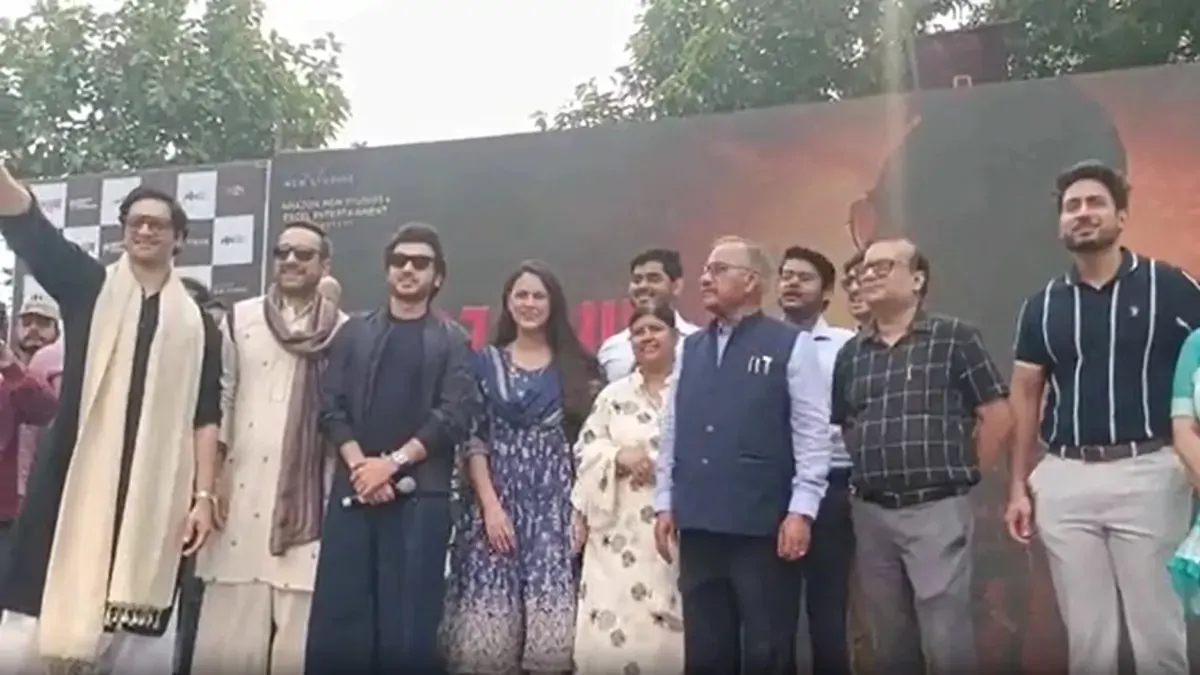 ISM कॉलेज पटना में मिर्जापुर स्टार्स का जलवा, पंकज त्रिपाठी, अली फजल और दिव्येंदु को देखने उमड़ी छात्रों की भारी भीड़