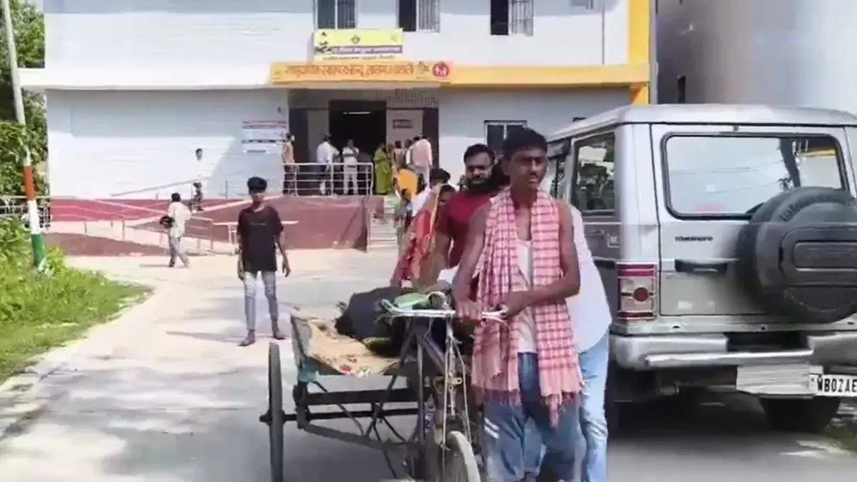 बिहार में सिस्टम की लापरवाही! जिस ट्रॉली से जवान बेटे को ले गए अस्पताल, उसी पर शव लेकर लौटे घर