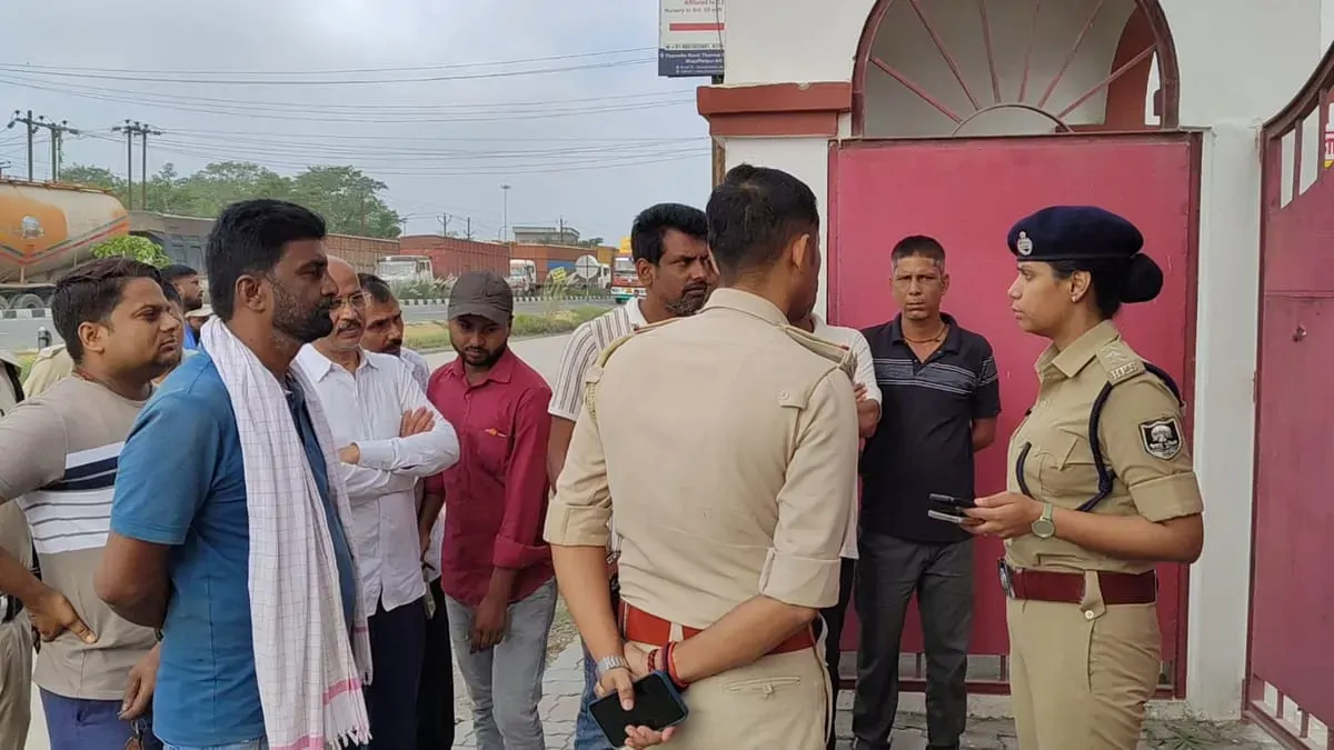 बिहार: निजी स्कूल पर ताबड़तोड़ फायरिंग, 50 लाख की रंगदारी का पर्चा चिपकाया; CCTV में कैद हुई वारदात