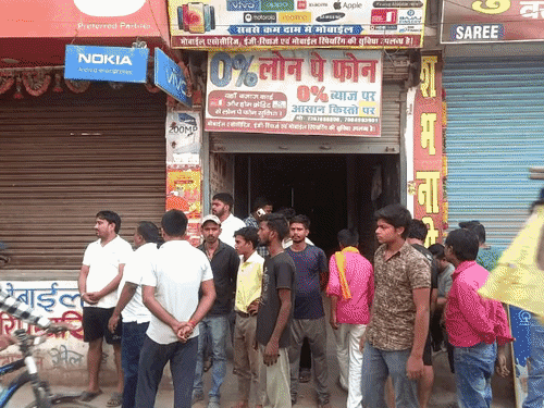 पटना में मोबाइल दुकान से 45 लाख की चोरी:  शटर काटकर फोन ले उड़े बदमाश, DIU और FSL टीम ने जुटाए सबूत; चोरों की तलाश जारी