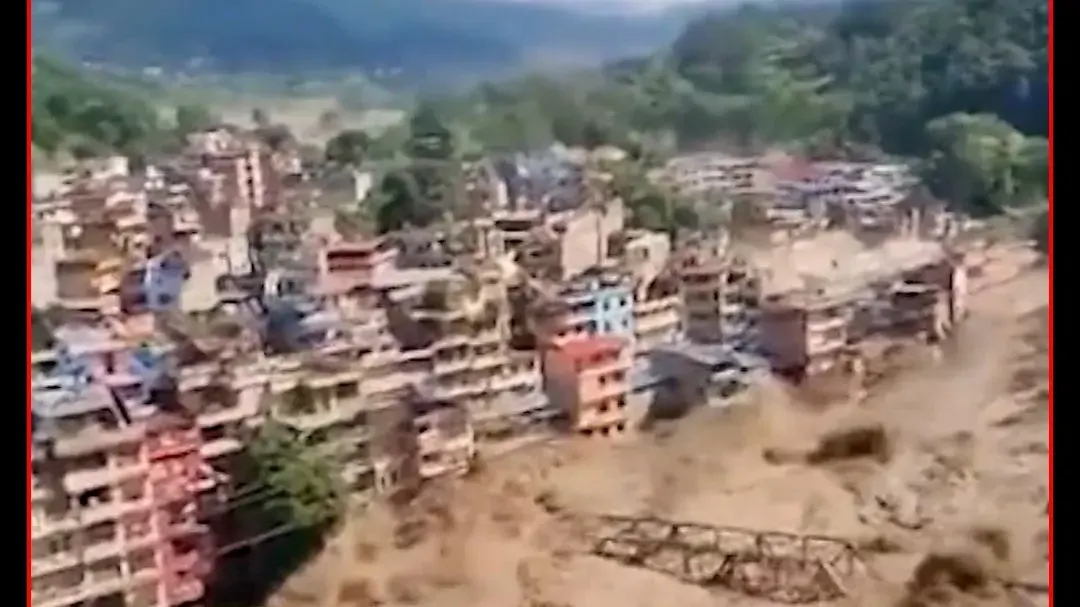 नेपाल में कुदरत का करिश्मा, 10 दिन बाद मलबे से सुरक्षित निकाली गई महिला!