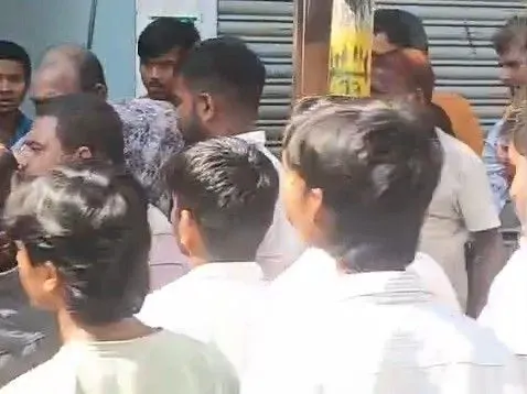 दानापुर- मंगलसूत्र छीनकर भाग रहे दो बदमाशों की पिटाई:  भीड़ ने दोनों को पकड़कर जमकर पीटा, बच्चे को स्कूल छोड़ने जा रही थी महिला