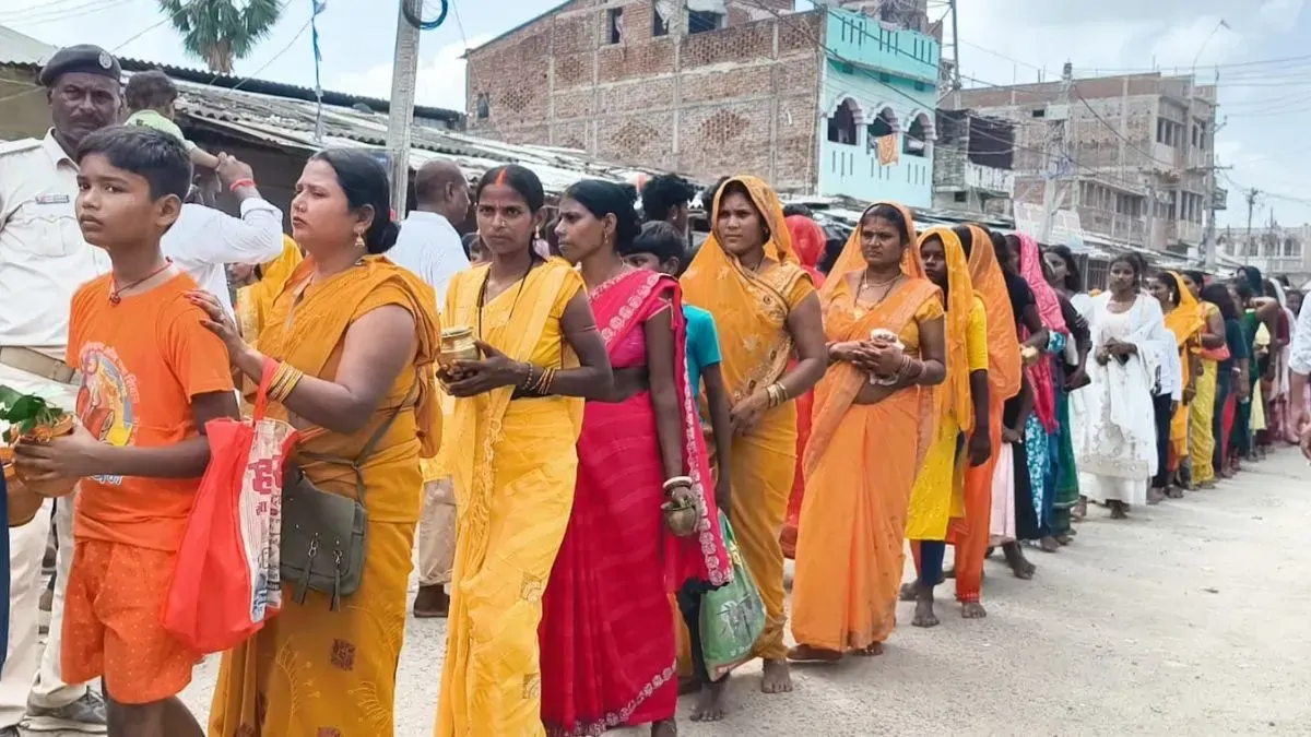 दरभंगा में शहर से गांव तक गूंजा ‘ॐ नम: शिवाय’, अंतिम सोमवारी पर शिवालयों में उमड़ा आस्था का सैलाब