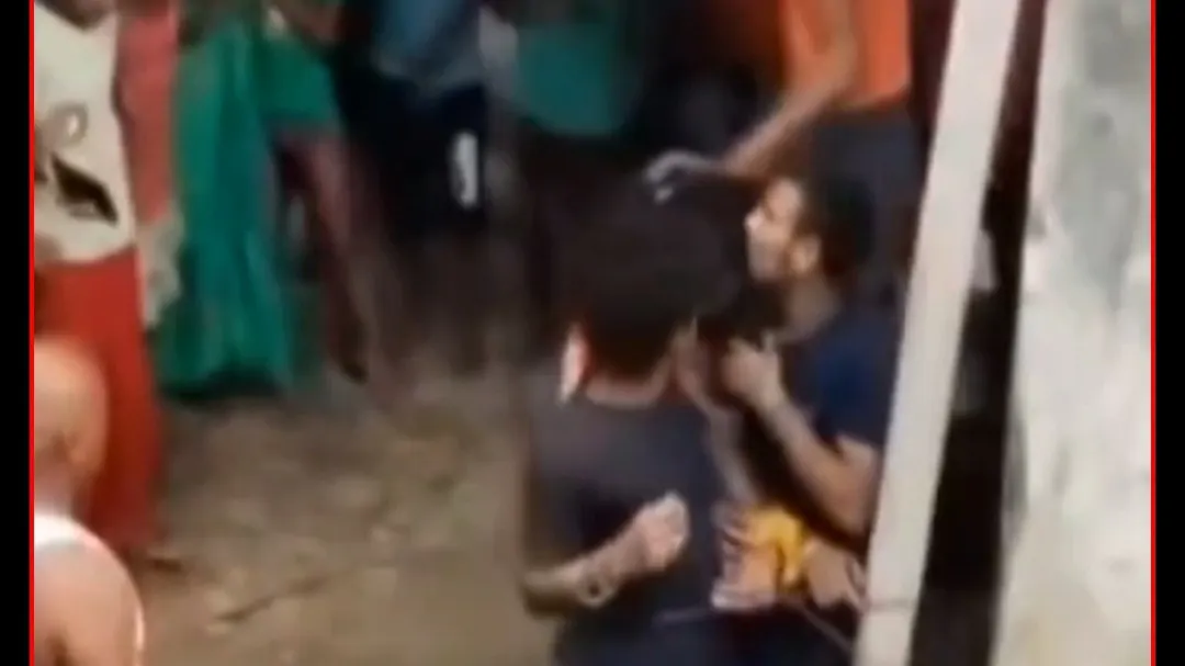 बिहार के बांका में चोरी के शक में तीन युवकों को बांधकर पीटा
