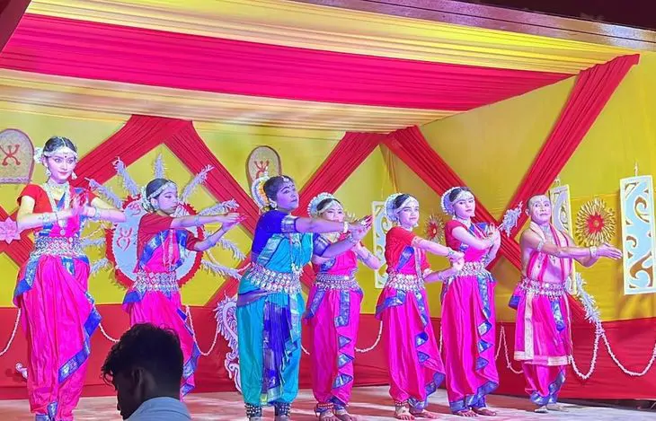सांस्कृतिक कार्यक्रम में नृत्य मंजरी डांस एकेडमी के कलाकारों की प्रस्तुति हुई