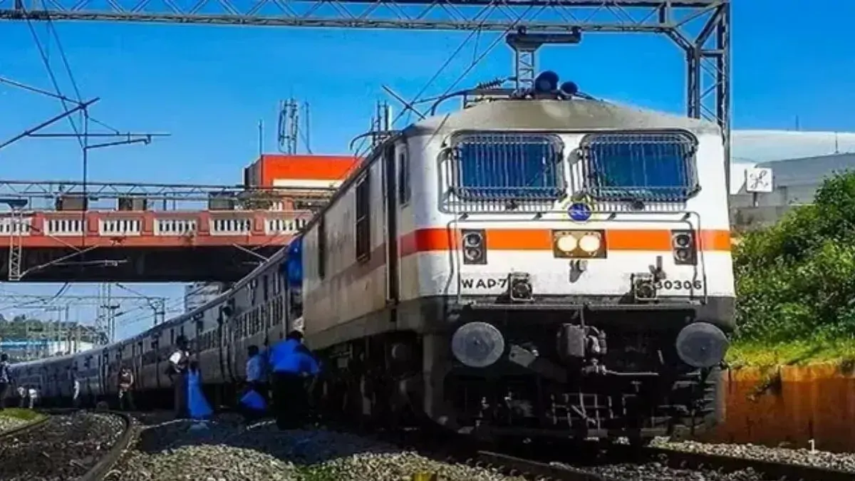 रेल यात्रियों के लिए जरूरी खबर, मालगाड़ी पलटने से कई ट्रेनों के मार्ग बदले गए; देखें पूरी List