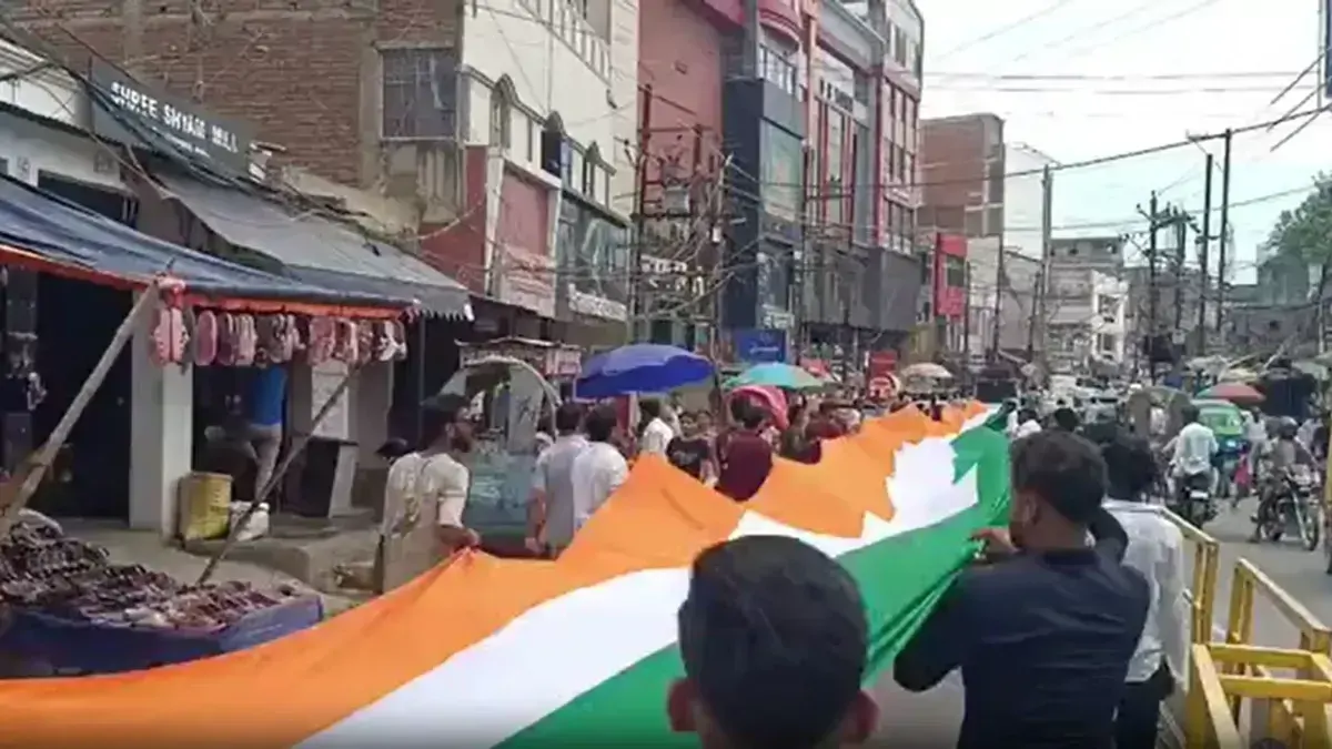 मुजफ्फरपुर में 1100 फीट लंबे तिरंगे के साथ निकली भव्य तिरंगा यात्रा, 'भारत माता की जय' से गूंजा पूरा शहर