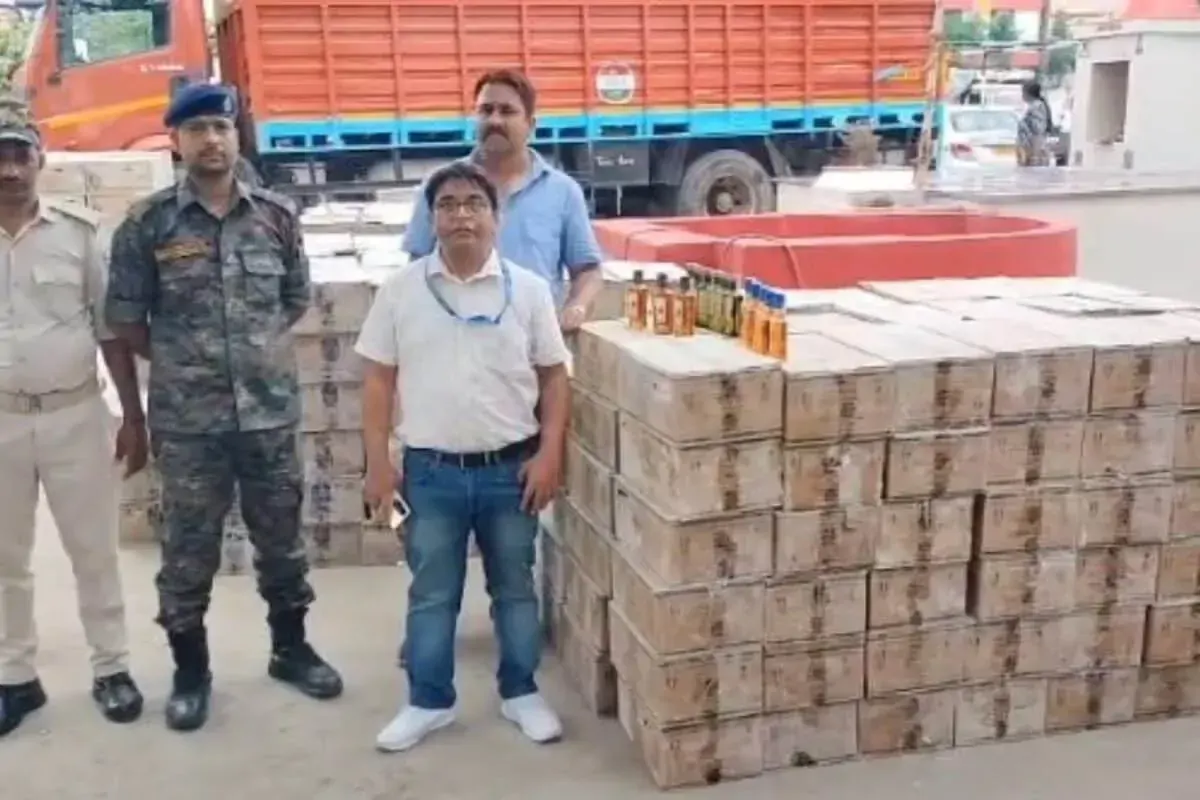 लकड़ी के बुरादे की बोरियों में छिपाकर लाया जा रहा था 80 लाख अवैध 'माल', पटना में ट्रक समेत खेप जब्त, ट्रक ड्राइवर गिरफ्तार